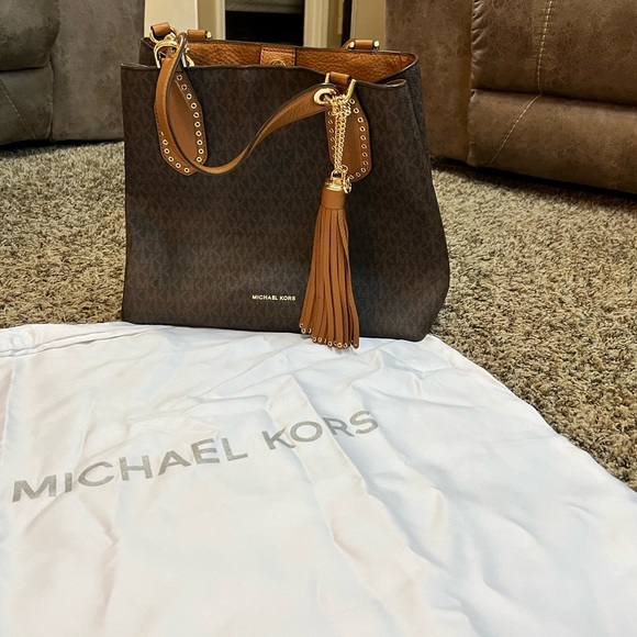 Michael Kors Brooklyn Large Logo Satchel - Picture 2 of 5